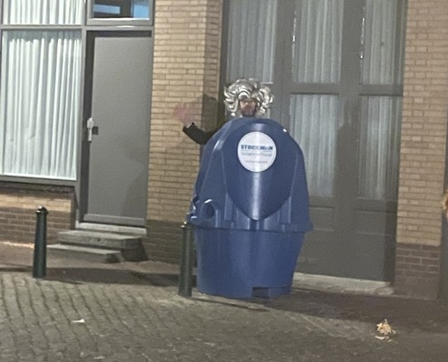 Sasse club van 111-mobiele toiletten tijdens carnaval